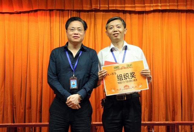 調(diào)整大小 9、任建設(shè)副院長(zhǎng)給機(jī)電工程系頒發(fā)組織獎(jiǎng).jpg